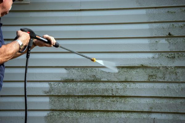Vinyl Siding Power Washing in Manassas